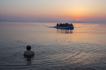 Una lancha neumática llega al amanecer a la isla griega de Kos, en junio de 2015.