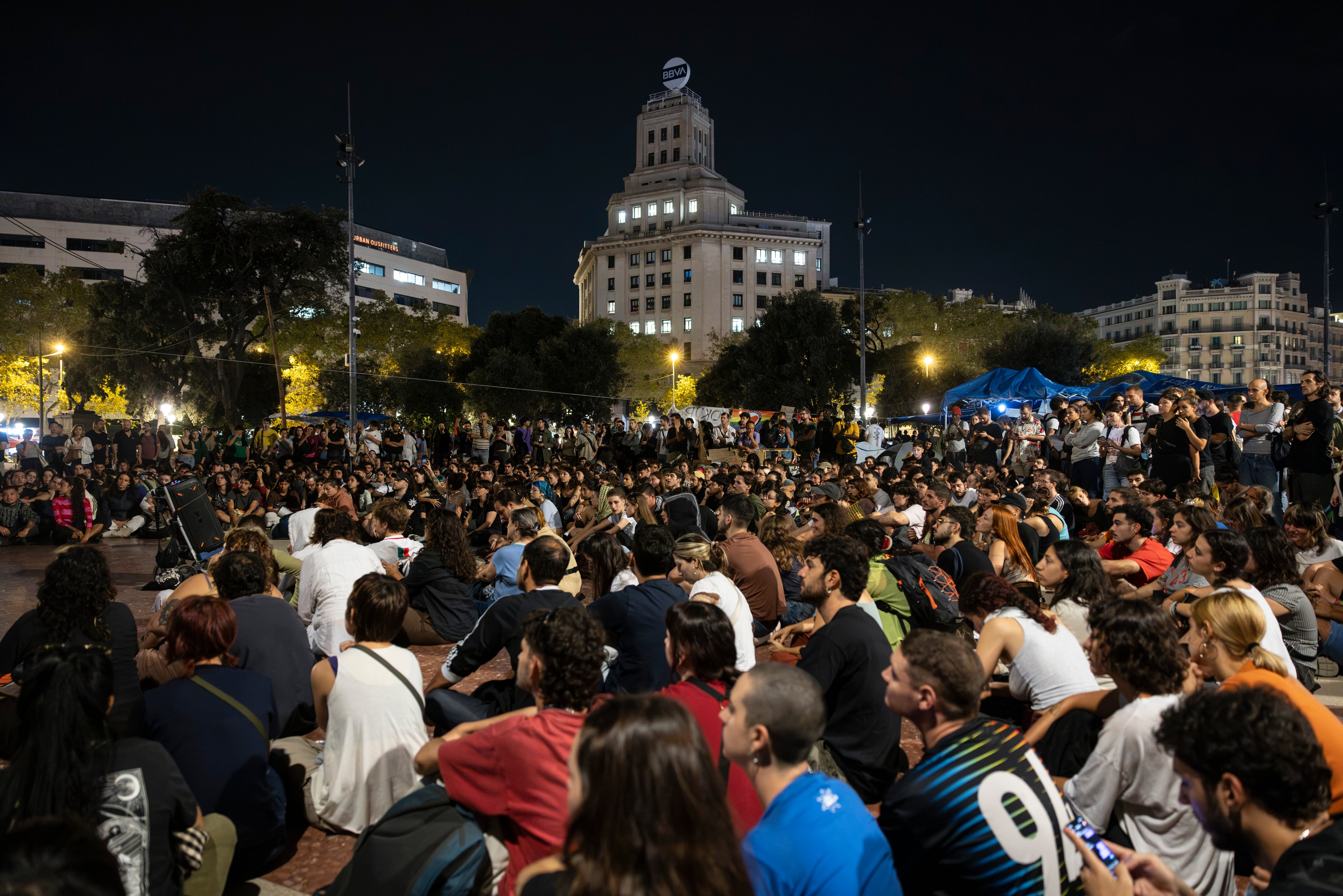 Acampada por la vivienda para hacer presión al Gobierno de España para la aprobación del 'decreto Maricarmen' en la Plaza Cataluña, el 2 de octubre.