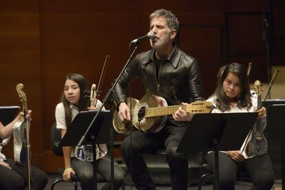 El músico y compositor Mikel Erentxun participó en el concierto que la orquesta de Cateura y 'La Música del Reciclaje' ofrecieron en el Auditorio Kursaal de San Sebastián en las navidades de 2017.