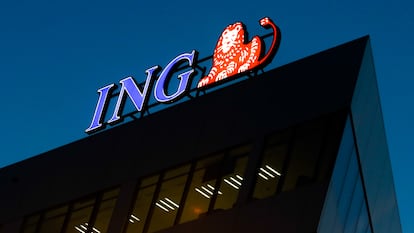 El logotipo del banco ING, en lo alto de un edificio.