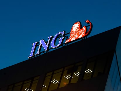 El logotipo del banco ING, en lo alto de un edificio.