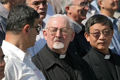 Peter-Hans Kovenbach (en el centro, con perilla), en la cumbre que los jesuitas celebran en Loyola.