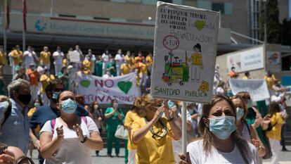 Una trabajadora de limpieza del Hospital Gregorio Marañón sujeta una pancarta que reivindica la importancia de los servicios públicos en Sanidad, el 22 de junio.