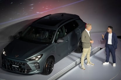 El nuevo modelo Terramar presentado este martes por Cupra, junto al presidente de Seat, Wayne Griffiths, y el director de cine Juan Antonio Bayona.