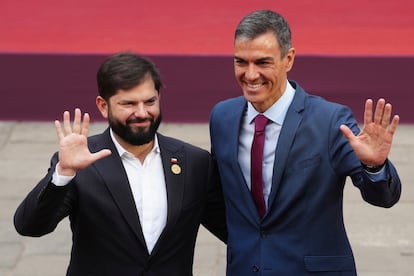 Gabriel Boric saluda junto al primer ministro español, Pedro Sánchez previo a la Cumbre de la Democracia.