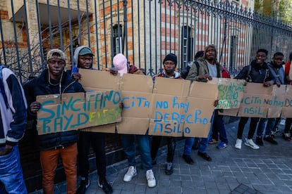 Un grupo de migrantes protestan frente a la sede del Defensor del Pueblo.