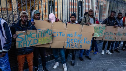 Un grupo de solicitantes de asilo protestan frente a la sede del Defensor del Pueblo, el pasado 5 de marzo.