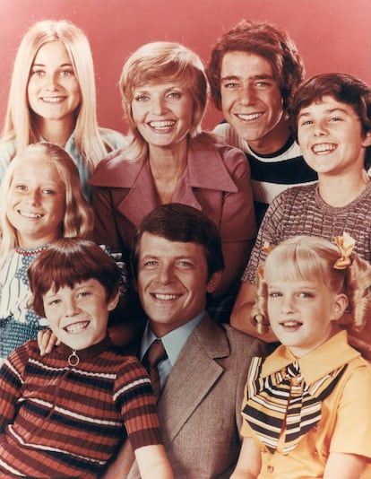 El reparto de 'La tribu de los Brady' al completo (de izquierda a derecha y de arriba a abajo: Maureen McCormick, Florence Henderson, Barry Williams, Christopher Knight, Eve Plumb, Mike Lookinland, Robert Reed y Susan Olsen)