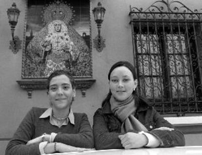 Alicia Flores y Ángela Arredondo, integrantes de la Hermandad de la Macarena.