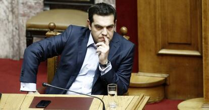 El primer ministro griego, Alexis Tsipras, en una sesi&oacute;n del parlamento en Atenas. EFE/EPA/YANNIS KOLESIDIS