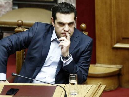 El primer ministro griego, Alexis Tsipras, en una sesi&oacute;n del parlamento en Atenas. EFE/EPA/YANNIS KOLESIDIS