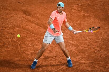 Nadal golpea la pelota durante el entrenamiento de este sábado.