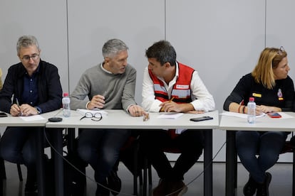 El presidente de la Generalitat, Carlos Mazón, y el ministro del Interior, Fernando Grande-Marlaska, en el Centro de Control de Emergencias de la localidad de L'Eliana, Valencia, el pasado viernes.