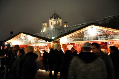 A pesar de las gélidas temperaturas de estos días, los mercados de Navidad vieneses congregan a mucha gente. Además de los tradicionales Punsch y Glühwein, es posible disfrutar de otras delicatessen culinarias y platos típicos. Es muy común acudir a estos mercados con amigos o familiares a la salida de trabajo. En las casetas, se puede encontrar casi de todo: comida, regalos, productos artesanos, artilugios fabricados en madera...