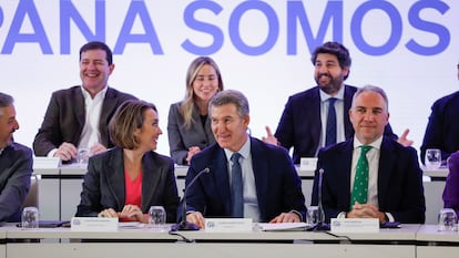 El líder del PP, Alberto Núñez Feijóo, en el centro, junto a miembros de la dirección del Partido Popular y a los presidentes de Castilla y León, Alfonso Fernández Mañueco, y al de la Región de Murcia, Fernando López Miras, durante la reunión del Comité Nacional del 16 de diciembre. Presupuestos autonómicos. Presupuestos Generales del Estado. Vox, Santiago Abascal.