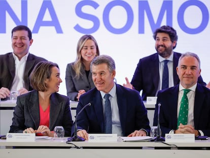 El líder del PP, Alberto Núñez Feijóo, en el centro, junto a miembros de la dirección del Partido Popular y a los presidentes de Castilla y León, Alfonso Fernández Mañueco, y al de la Región de Murcia, Fernando López Miras, durante la reunión del Comité Nacional del 16 de diciembre. Presupuestos autonómicos. Presupuestos Generales del Estado. Vox, Santiago Abascal.