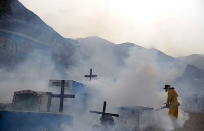 Un trabajador fumiga un cementerio en Carabayllo, a las afueras de Lima, para tratar de erradicar al mosquito transmisor del zika, el 1 de febrero.