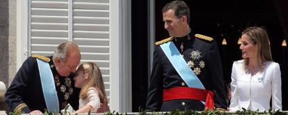Don Felipe y doña Letizia, con don Juan Carlos y la princesa de Asturias el 19 de junio del año pasado, tras la ceremonia de proclamación de Felipe VI.