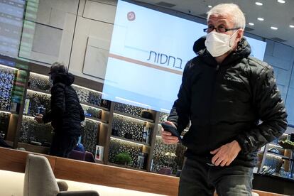 Roman Abramóvich, en la zona VIP del aeropuerto Ben Gurion de Israel este lunes.