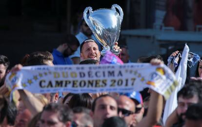 Un aficionado con una réplica de la Copa de Europa en la plaza de la Cibeles. 