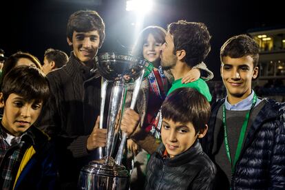 El jugador del Cosmos Raúl González sujeta la copa, rodeado de sus hijos.