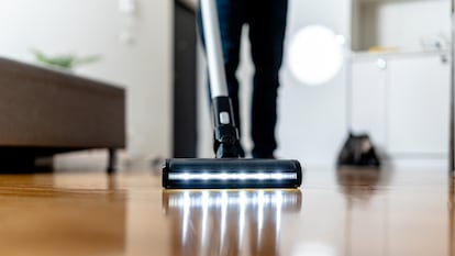La aspiradora inalámbrica incorpora una luz led en su cabezal.