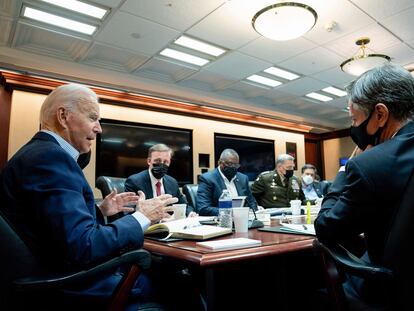 Joe Biden hablaba con su equipo de seguridad nacional en una sesión informativa sobre la situación en Afganistán, este domingo, en la Casa Blanca.