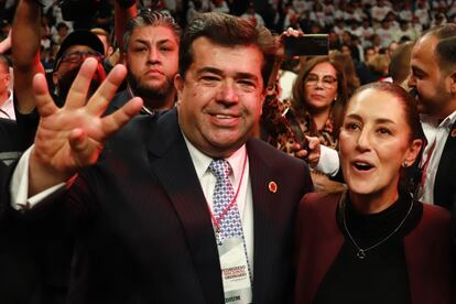 Claudia Sheinbaum con el senador Pedro Haces, líder de la Confederación Autónoma de Trabajadores y Empleados de México (CATEM), en noviembre de 2023.