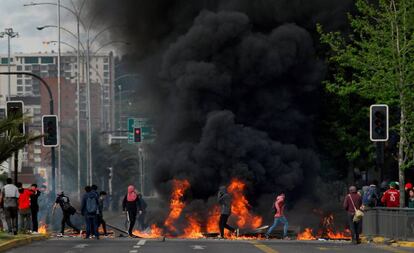 Barricada erguida durante os protestos de outubro no Chile