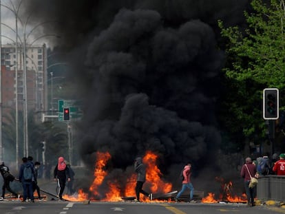 Barricada erguida durante os protestos de outubro no Chile