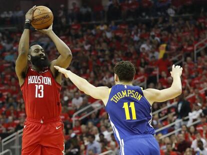 Harden lanza ante Thompson.