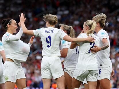 Las jugadoras de Inglaterra celebran el tanto de Beth Mead que supuso la victoria por la mínima ante Austria.