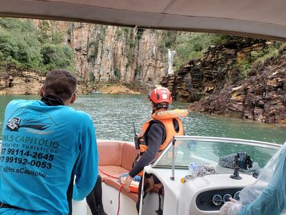 Los bomberos rastrean este sábado el lago en busca de desaparecidos en el despredimiento de una roca gigante.