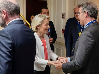 El presidente del Partido Popular, Alberto Núñez Feijóo, y la presidenta de la Comisión Europea, Ursula von der Leyen, este lunes durante el encuentro de los líderes del Partido Popular Europeo (PPE) en Bruselas.