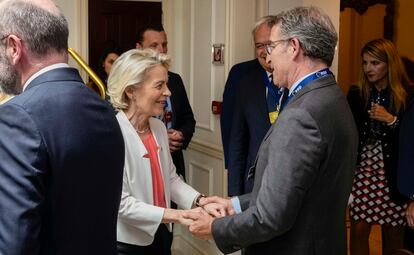 El presidente del Partido Popular, Alberto Núñez Feijóo, y la presidenta de la Comisión Europea, Ursula von der Leyen, este lunes durante el encuentro de los líderes del Partido Popular Europeo (PPE) en Bruselas.