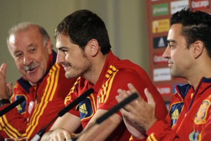 Del Bosque y Xavi aplauden a Casillas durante el acto de ayer.
