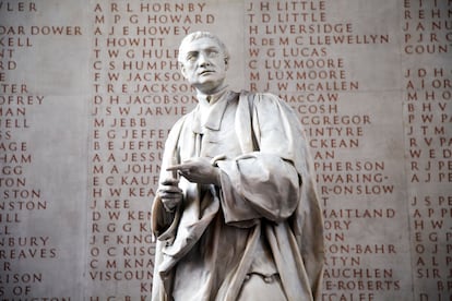 Escultura que representa Isaac Newton, a la Universitat de Cambridge