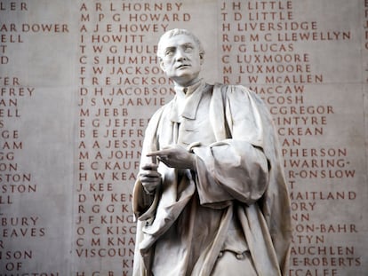Una escultura que representa Isaac Newton, a la Universitat de Cambridge.