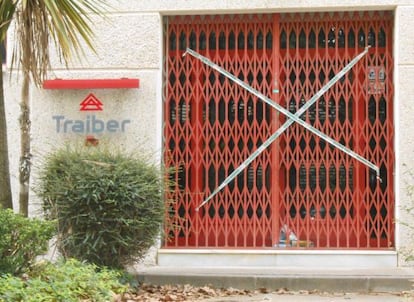 Puerta de la empresa Traiber precintada por la Guardia Civil.