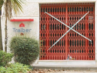 Puerta de la empresa Traiber precintada por la Guardia Civil.