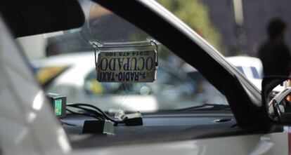 Un taxi aparcado y vacío.