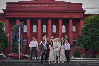 El grupo de 13 acaba se hace una foto delante de la Universidad Nacional Taras Shevchenko, conocida como La Roja por el color del edificio. “Queríamos tener esta imagen porque la mayoría hemos estudiado aquí”, explica el novio.