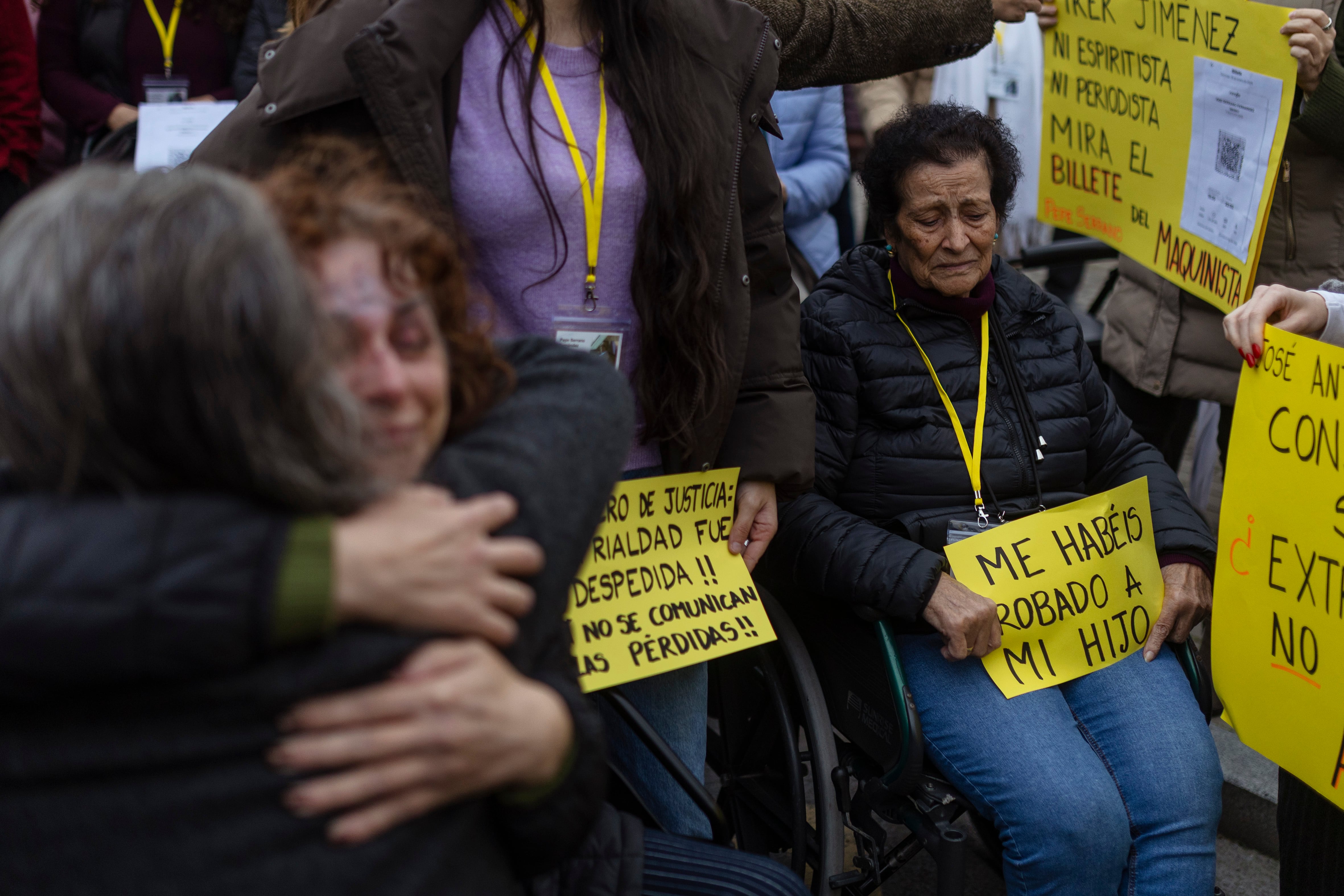 Familiares de las víctimas del accidente de Adamuz, durante la manifestación de este viernes en Huelva.