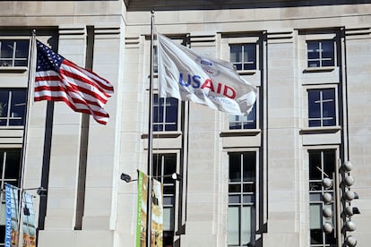 Una bandera estadounidense y una bandera de USAID en Washington, el 1 de febrero de 2025.