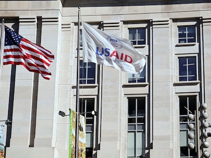 Una bandera estadounidense y una bandera de USAID en Washington, el 1 de febrero de 2025.