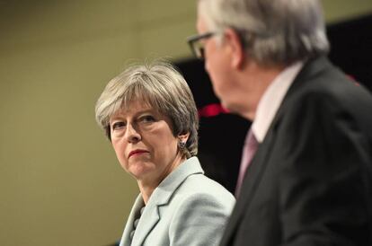 Theresa May con Jean-Claude Juncker.