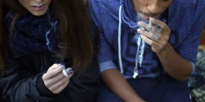 Una menor de 15 años fuma junto a otro amigo, de 17, en Madrid.