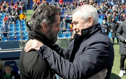 Javier Aguirre, que regresaba a LaLiga para dirigir al Mallorca, su sexto equipo en España tras estar al frente de Osasuna, Atlético, Leganés, Espanyol y Zaragoza, saluda a Quique Sánchez Flores antes del partido. EFE