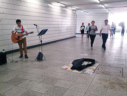 Pekín. Un músico tocando en un paso subterráneo de la ciudad; no es habitual una imagen así en la capital China.