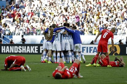 Jogadores após a vitória da Argentina sobre a Suíça por 1 X 0  na prorrogação.